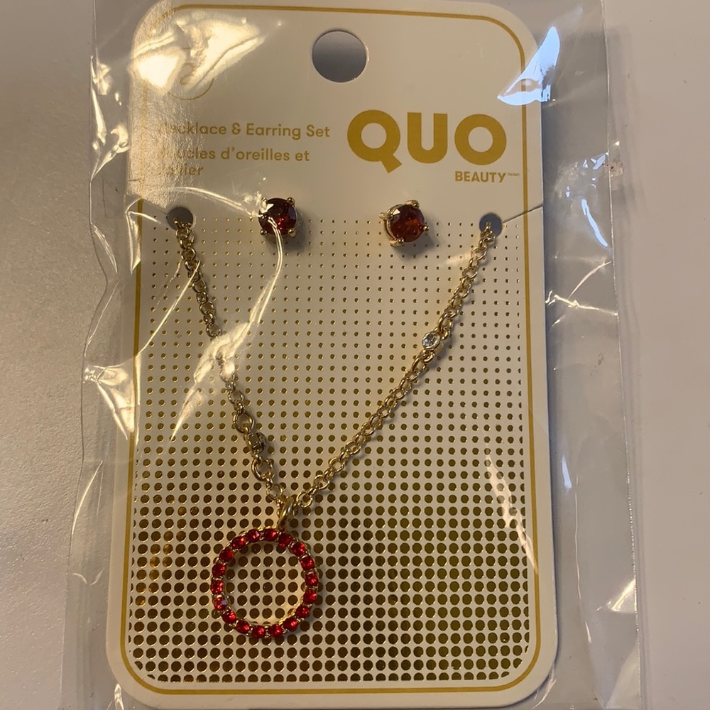 Quo Beauty Necklace and Earring Set